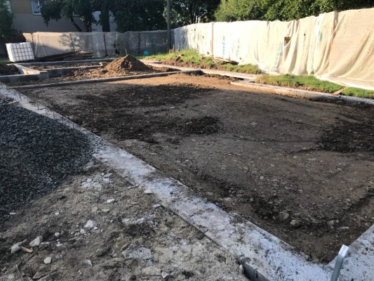 Srpen 2021- zásyp pod základovou deskou