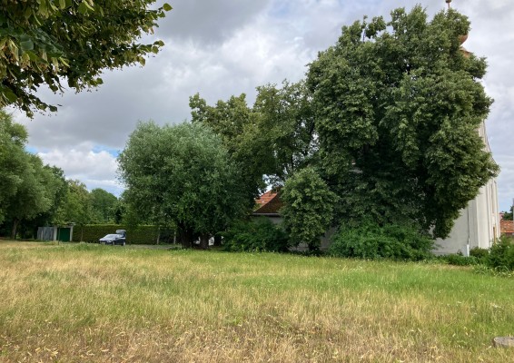 travnatá plocha, kde býval dříve morový hřbitov