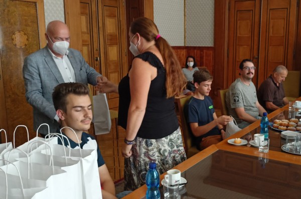 Předávání cen vylosovaným účastníkům ankety