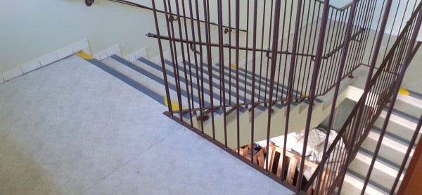 schodiště v areálu