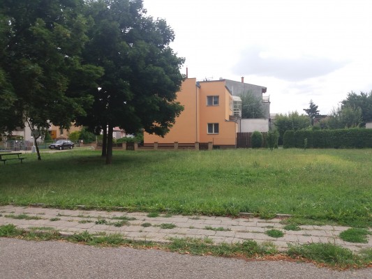 Pohled z ulice Vícovská na prostor pro workout