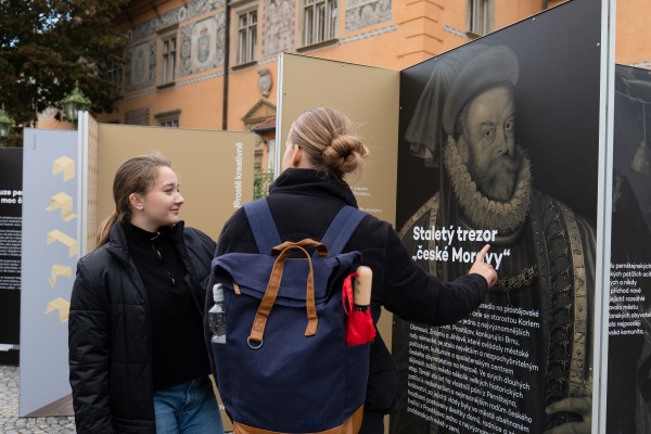 Vernisáž výstavy - fotografie pořízené studenty Střední školy designu a módy, Prostějov