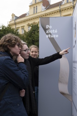 Vernisáž výstavy - fotografie pořízené studenty Střední školy designu a módy, Prostějov