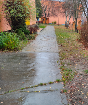 Chodník v areálu školy