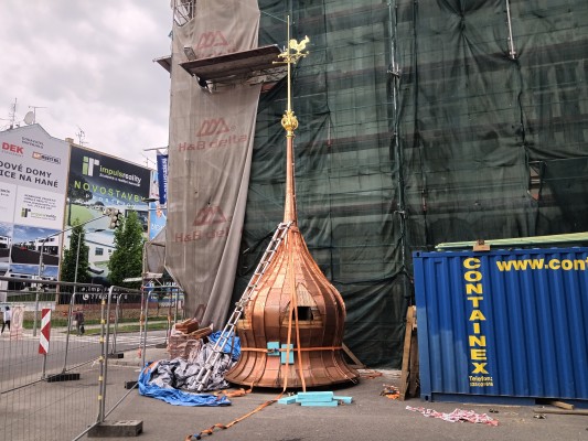 Opravená východní věž - začátek května 2024