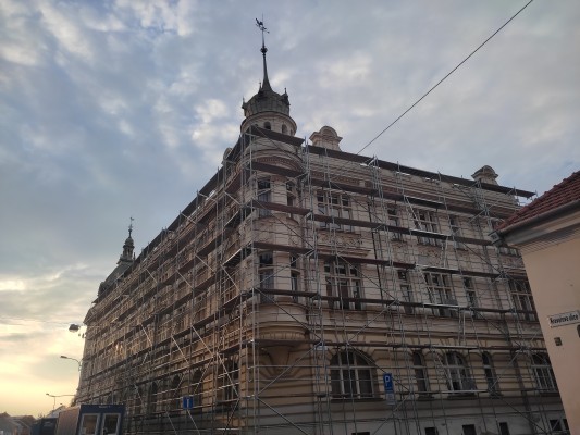 začátek října 2023 - postavení lešení