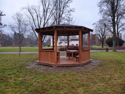 Pohled na altán z ulice Jungmanova