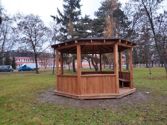 Altán - pohled od parku na ZŠ Jana Železného