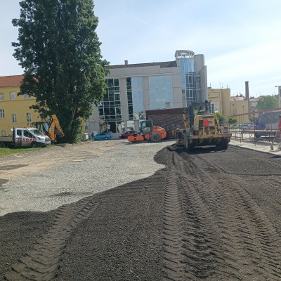 druhá dekáda května 2024 - příprava plochy pro parkování