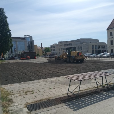 druhá dekáda května 2024 - příprava plochy pro parkování