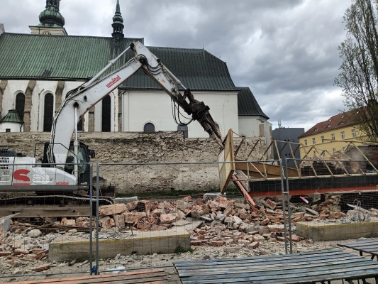 začátek dubna 2024