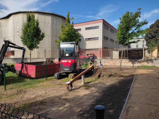 zahájení terénních úprav uvnitř hřiště - začátek srpna