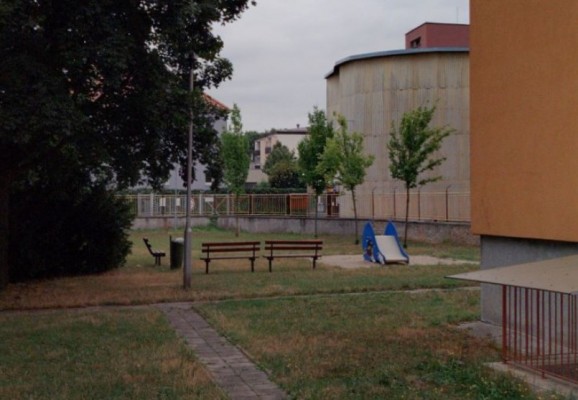 pohled na stávající hřiště od bytového domu včetně mobiliáře