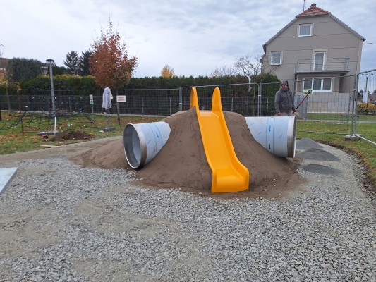 30. října 2025 - budování spodní stavby hřiště