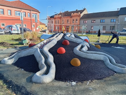 foto 4. října 2025 - zahájení pokládání pryžových vrstev