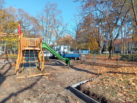 foto 4. listopadu 2025 - stavební práce (betonová obrubníku)