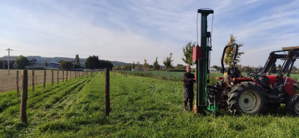 polovina října 2023 - umístění oplocenek podél ulice Ječná