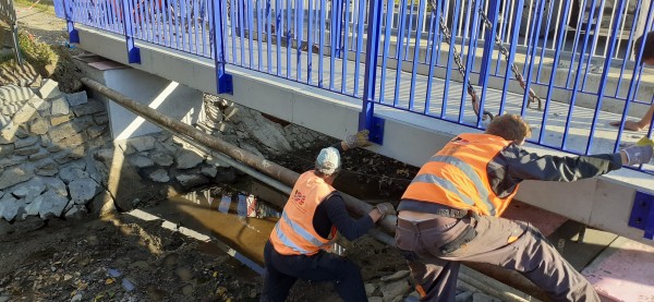 říjen 2022 - usazování nové lávky