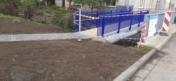 říjen 2022 - chodník k lávce