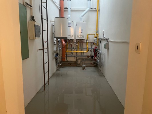 třetí dekáda října 2023 - nová podlaha v kotelně