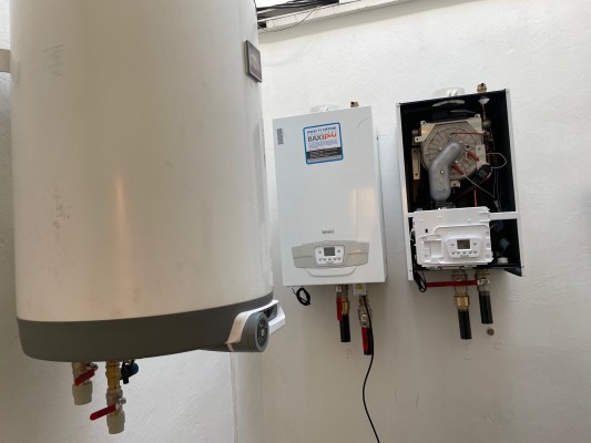 začátek října 2023