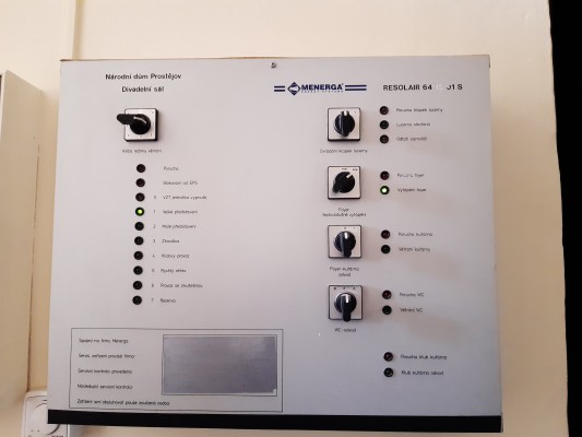 Stávající ovládací panel za divadelním sálem