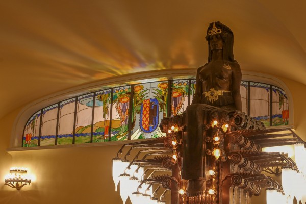 vitráž nad balkonem v divadelním sále s osvětlením