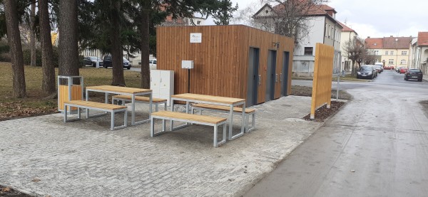 Hotovo - Pohled na zázemí od parku