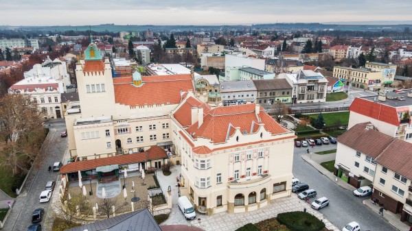 Národní dům - pohled na restaurační zahrádku a kavárnu