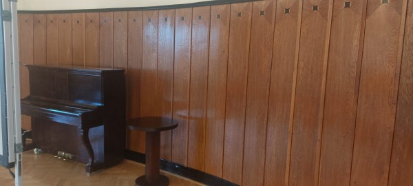 Finální podoba obložení přednáškového sálu