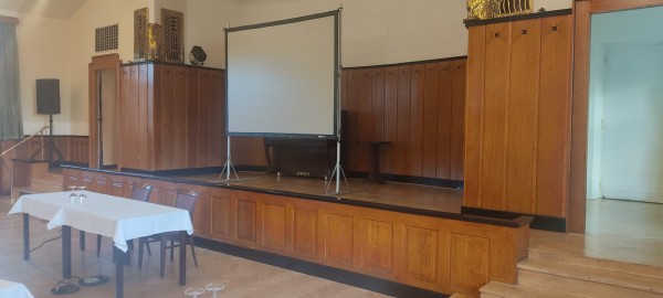 Finální podoba obložení přednáškového sálu
