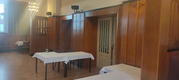 Finální podoba obložení přednáškového sálu