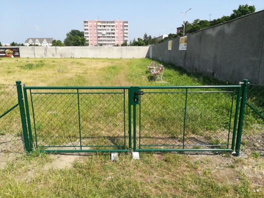 Lavičky v areálu hřiště