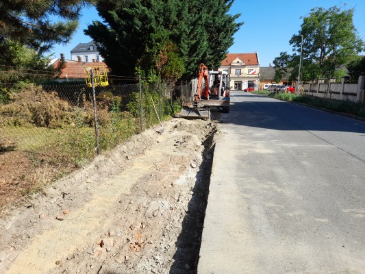 Zahájení opravy chodníku v další části ulice