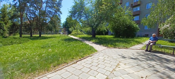 Chodník vedoucí k BD Olomoucká 42 a vlevo páteřní chodník