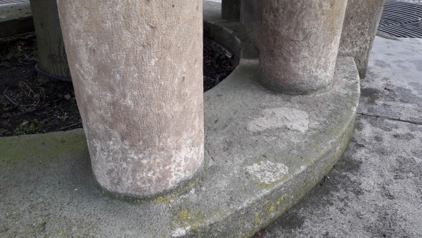 znečištěné kamenné části památníku