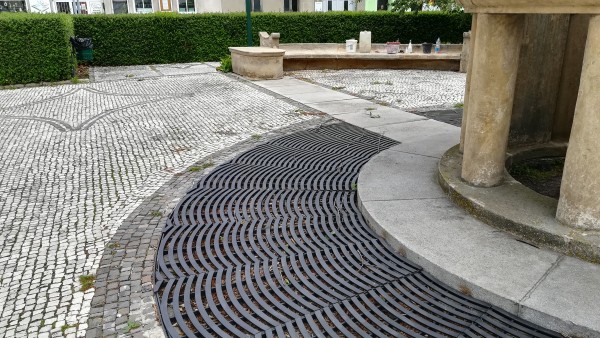 začátek července 2024 - opravené kamenné rošty