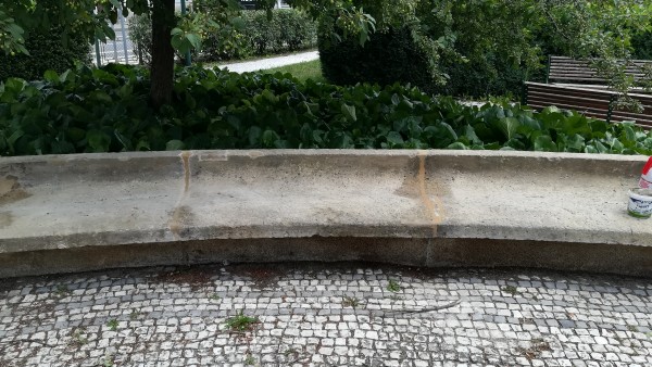 začátek července 2024 - opravování kamenné lavice