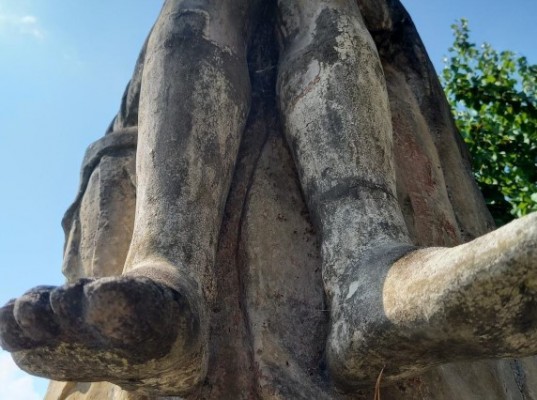 detail sousoší - nohy