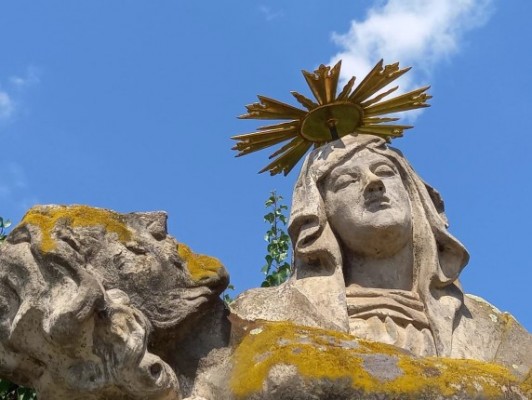 detail na hlavu sousoší