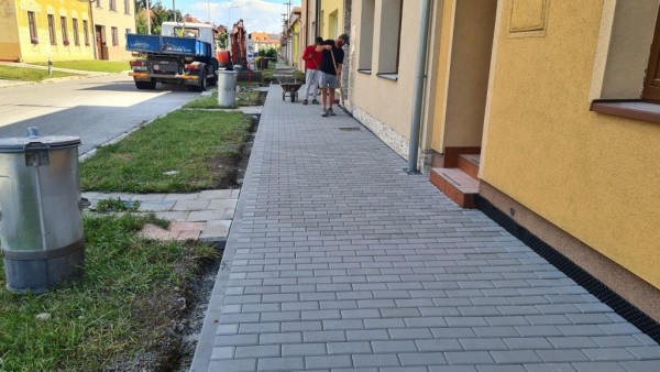 srpen 2022 - část ulice již dokončena