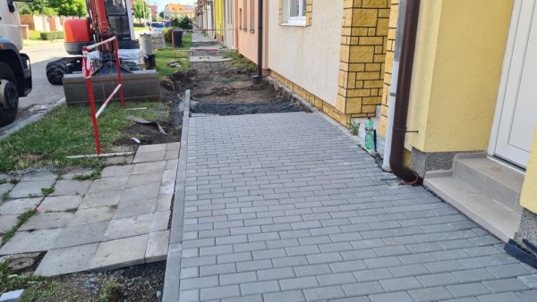 srpen 2022- pokračování rekonstrukce chodníku