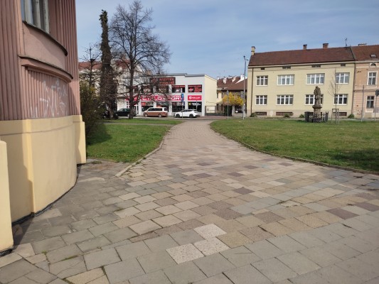 stávající chodník podél domů Blahoslavova 15-19 - rozsah opravy