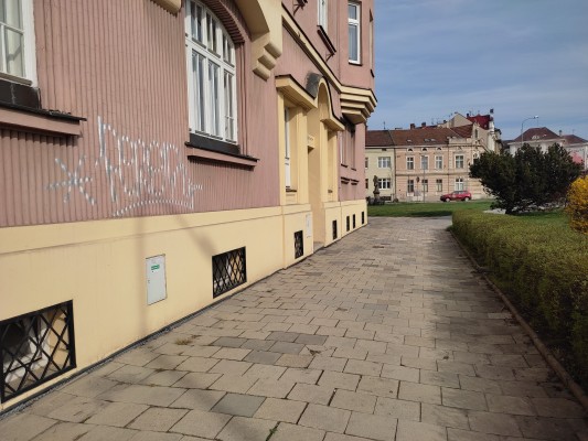 stávající chodník podél domů Blahoslavova 15-19 - rozsah opravy