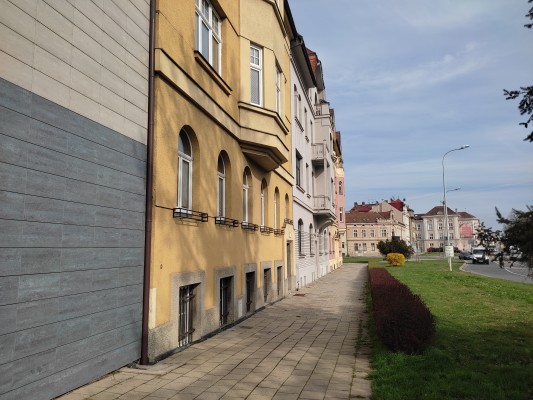 stávající chodník podél domů Blahoslavova 15-19