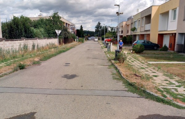 ulice Družební - obě strany určené k opravě