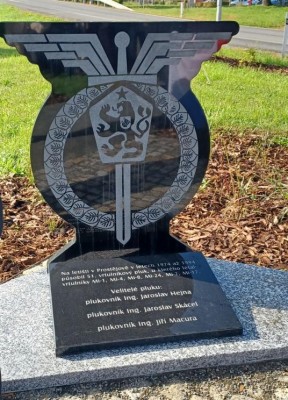 Pamětní deska k 50. výroční založení 51.vrtulníkového pluku