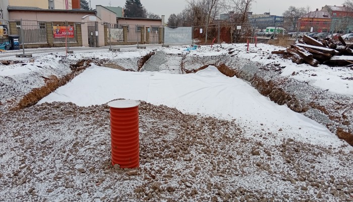 Parkoviště - fotbalový stadion za místním nádražím
