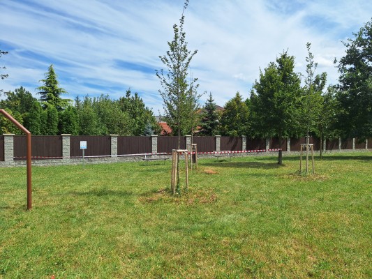 umístění laviček a cedule k budoucímu hřišti