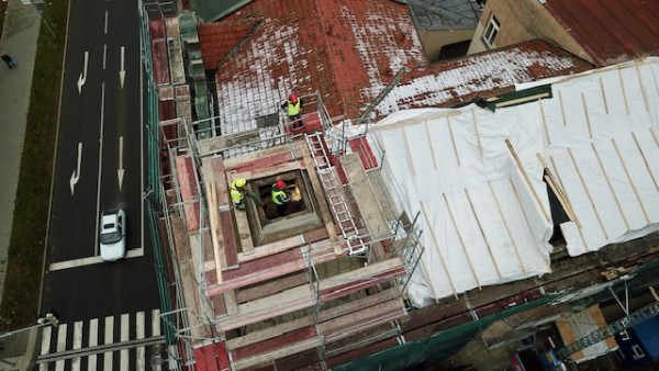 Konec listopadu 2023 - sundávání západní věže